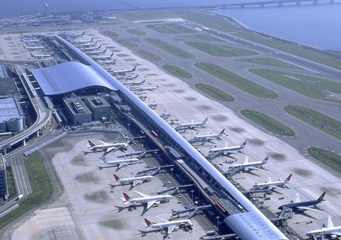 В аэропорту Кансай на западе Японии столкнулись два самолета 