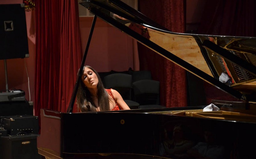 В Баку находится известная израильская пианистка