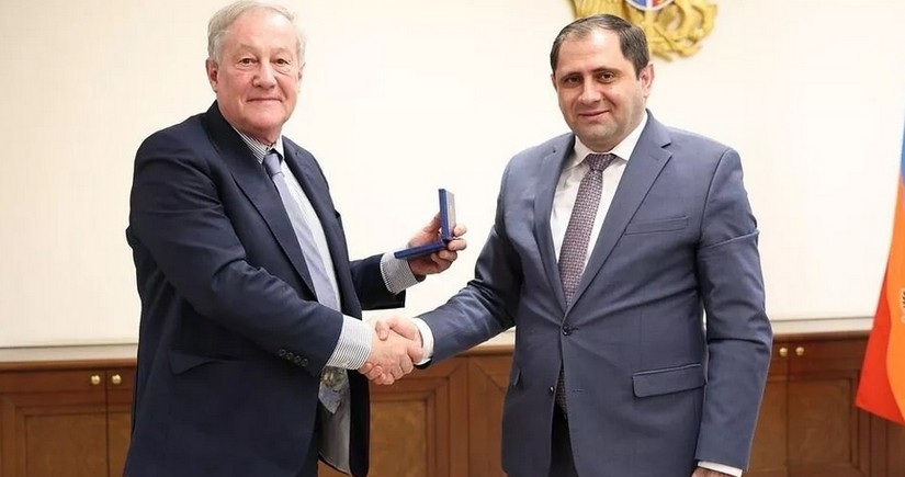 Министр обороны Армении и глава группы дружбы Сената Франции обсудили связи в сфере обороны