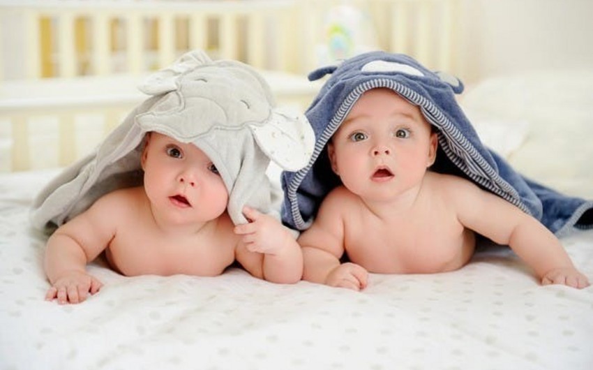 За четыре месяца года родились 912 близнецов и 30 тройняшек