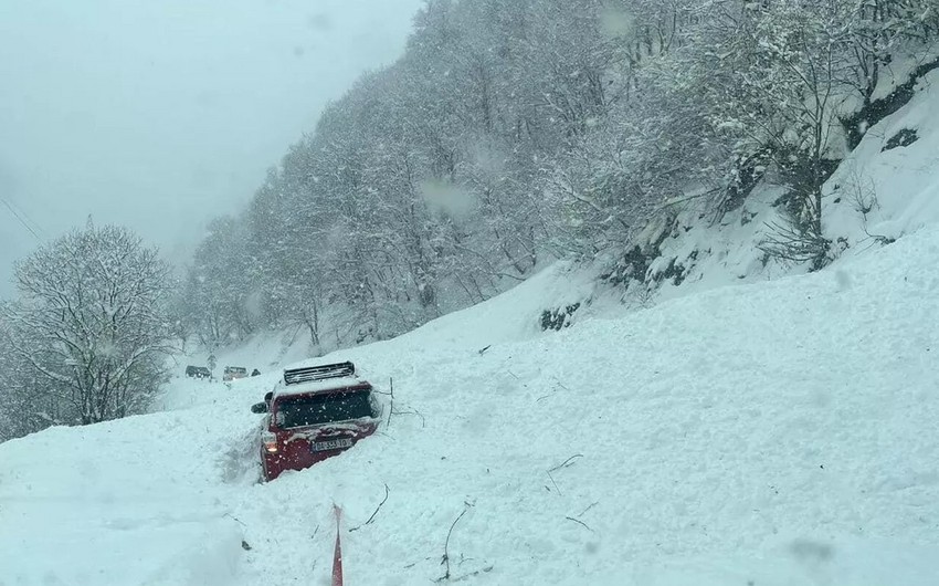 На горнолыжном курорте в Грузии сошла снежная лавина