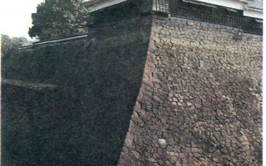 Из-за землетрясения в японском Кумамото обрушилась стена феодального замка