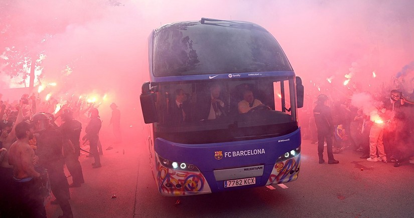 Болельщики Барселоны по ошибке атаковали автобус своего футбольного клуба