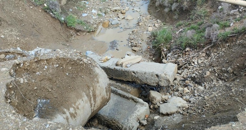 В Огузе селевые потоки разрушили мост