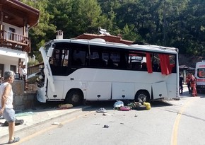 Türkiyədə turist avtobusu qəzaya uğrayıb, ölən və yaralananlar var