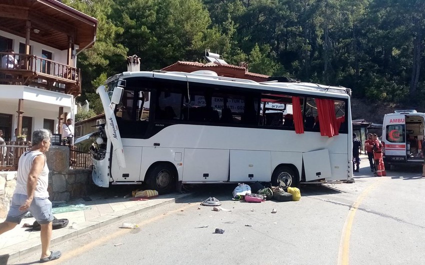 Türkiyədə turist avtobusu qəzaya uğrayıb, ölən və yaralananlar var