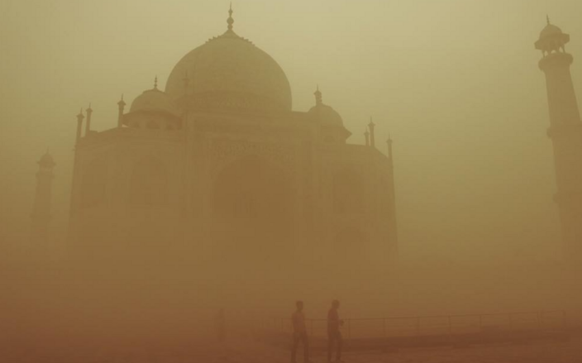 Smog in India engulfs Taj Mahal