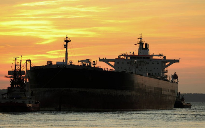 В Токийском заливе произошла утечка нефти с танкера