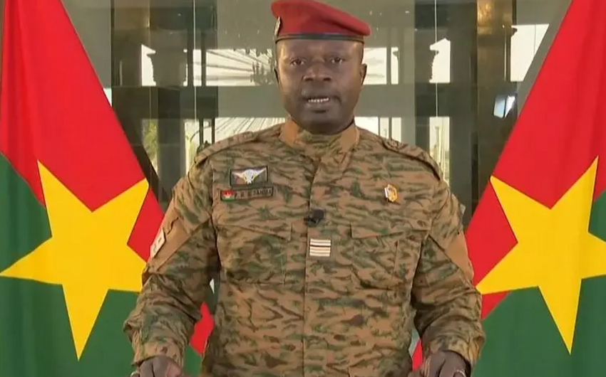 Президент Буркина-Фасо подал в отставку и отбыл из страны