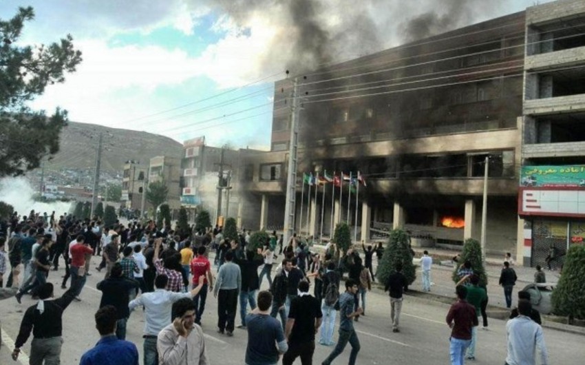 İranda etiraz aksiyasının iştirakçıları hoteli yandırıblar - FOTO