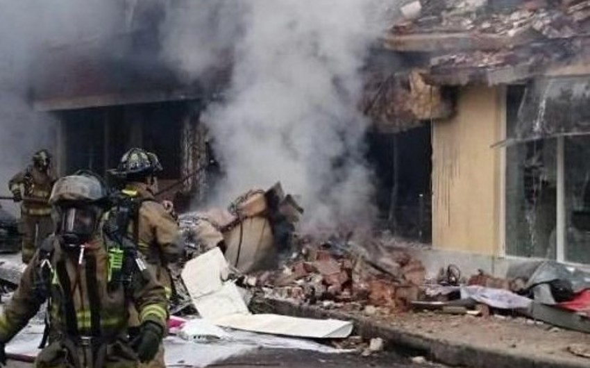 ​Небольшой самолет в Боготе упал на пекарню и три дома