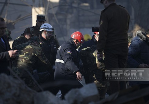 МЧС продолжает поисково-спасательную операцию на месте взрыва в мебельному цеху в Баку