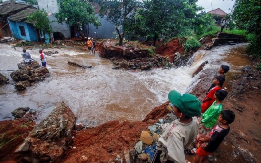 Banjir bandang dan tanah longsor di Maluku Utara, Indonesia, mengakibatkan 7 orang meninggal dunia, 2 orang luka-luka