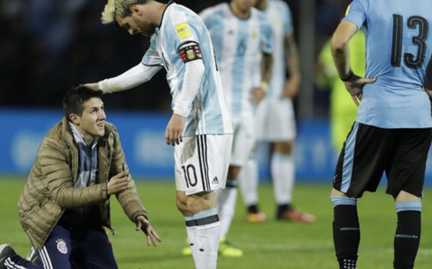 Lionel Messi has feet kissed by his fan - VIDEO