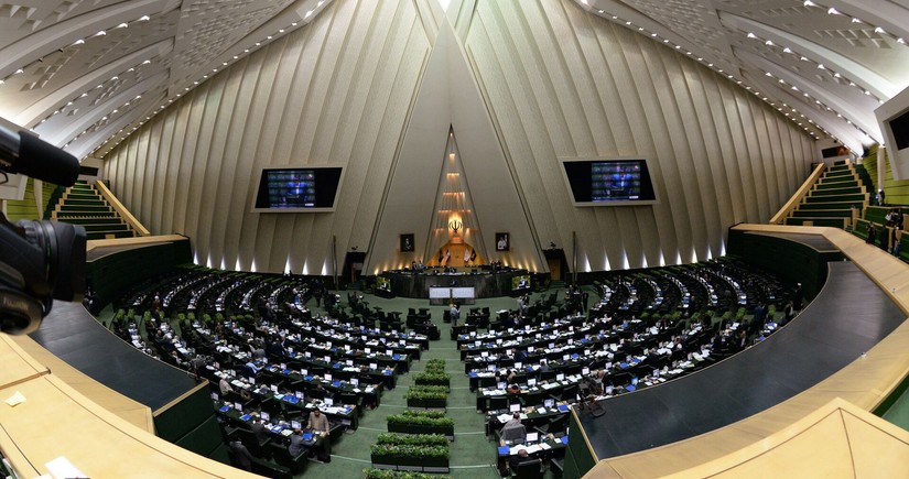 İran parlamentində deputatlar arasında əlbəyaxa dava düşüb