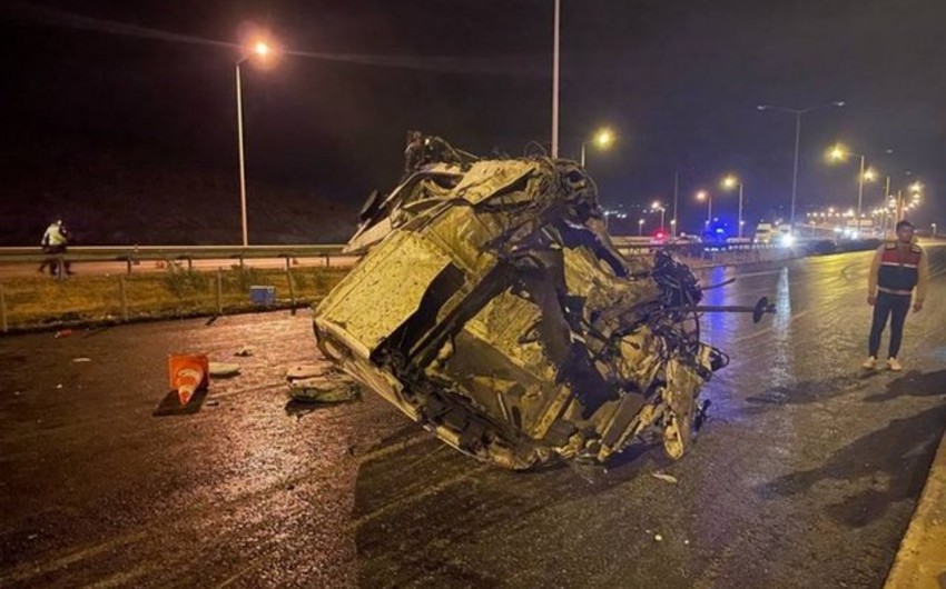 Türkiyədə ağır yol qəzasında 3 nəfər ölüb, 11 nəfər yaralanıb