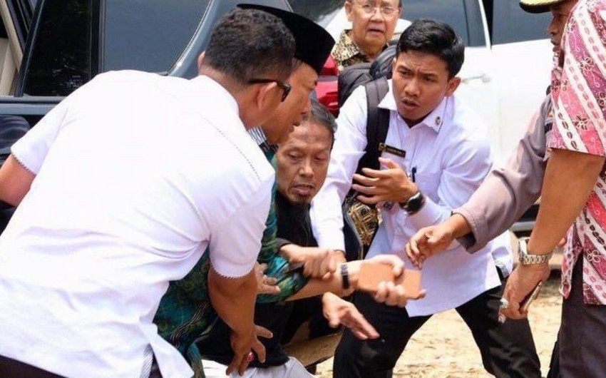 Unknown with a knife attacks Indonesian Ministry of Security