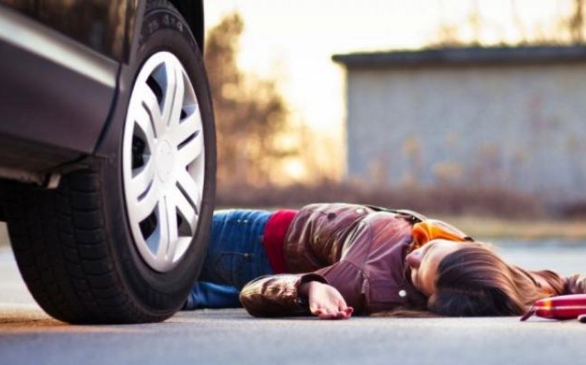 В Баку сбивший студентку неизвестный водитель оставил раненую на обочине дороги