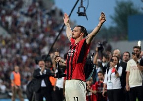 Ibrahimovic signs his extension with Milan