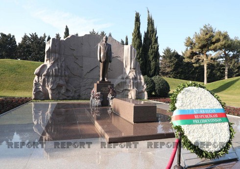 Президент Кыргызстана посетил могилу общенационального лидера Гейдара Алиева