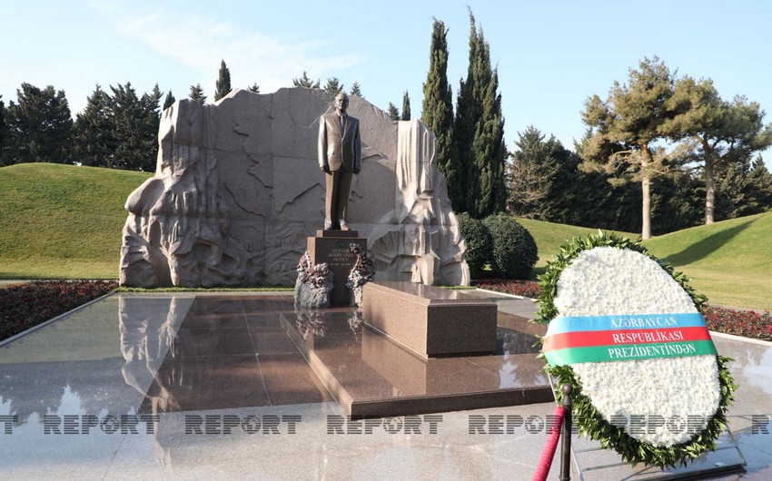 Kyrgyz president pays homage to grave of Azerbaijani national leader