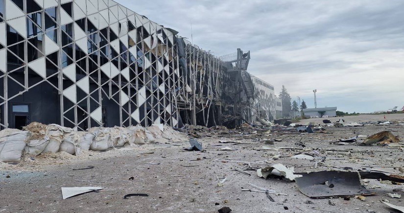 Rusiya ordusu Zaporojyenin hava limanını atəşə tutub, aeroport qismən dağılıb