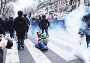 В Париже проходит акция протеста против полицейского насилия