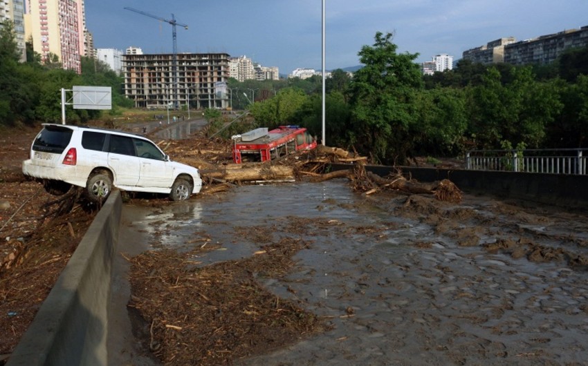 В Тбилиси временно прекращены работы по ликвидации последствий наводнения