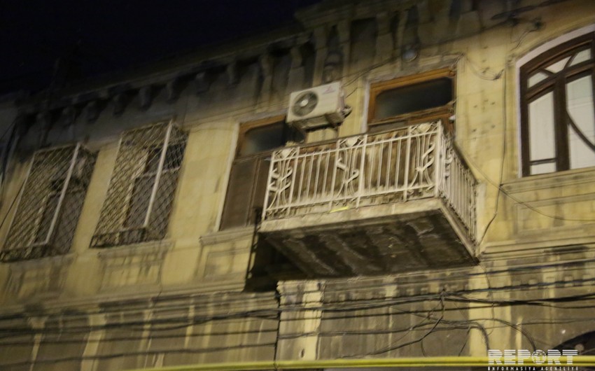 В Баку ремонтирующий крышу дома мужчина упал со второго этажа
