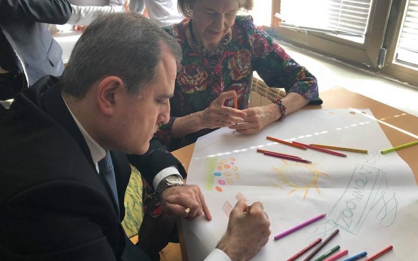 Джейхун Байрамов и торговый посланник премьера Великобритании нарисовали вместе картину