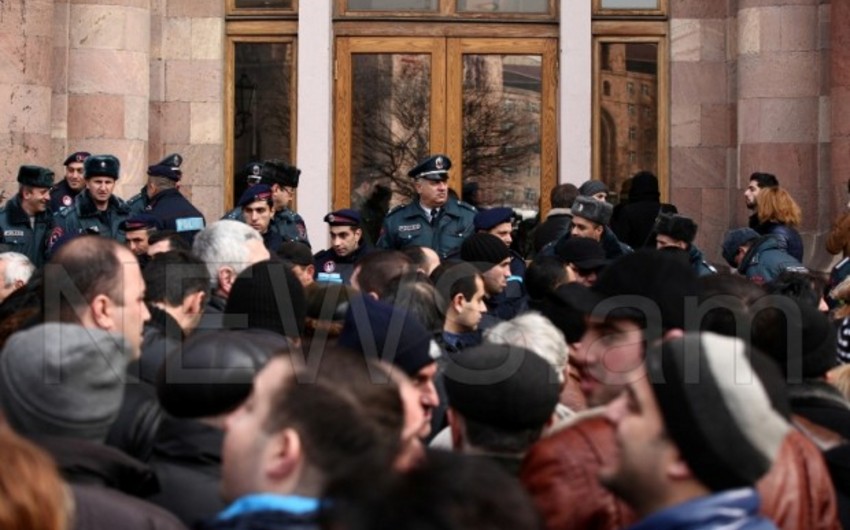 Протестующие в Армении требуют встречи с премьер-министром