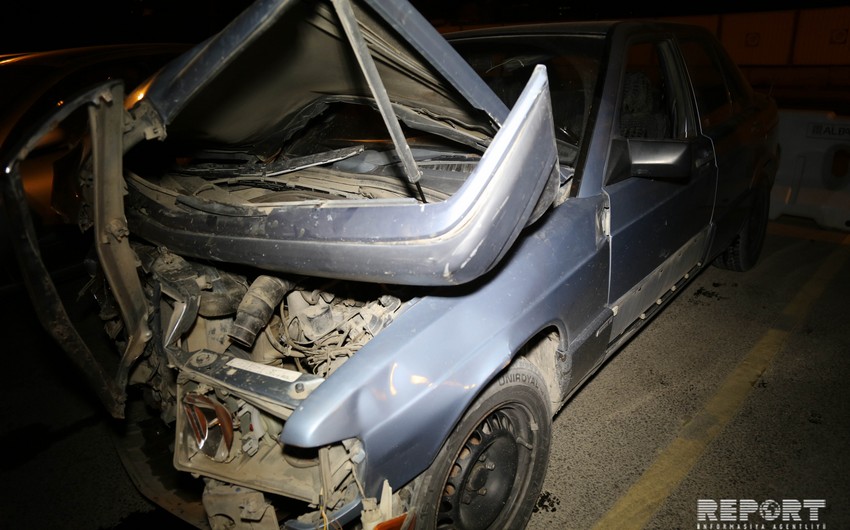 В Баку столкнулись грузовик и легковой автомобиль - ФОТО