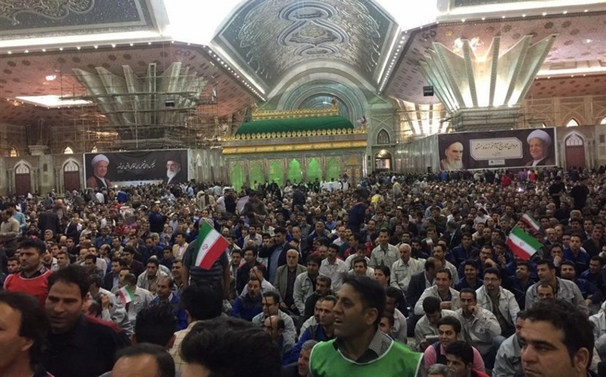 Xomeyninin ehramında İran prezidenti etirazla qarşılanıb
