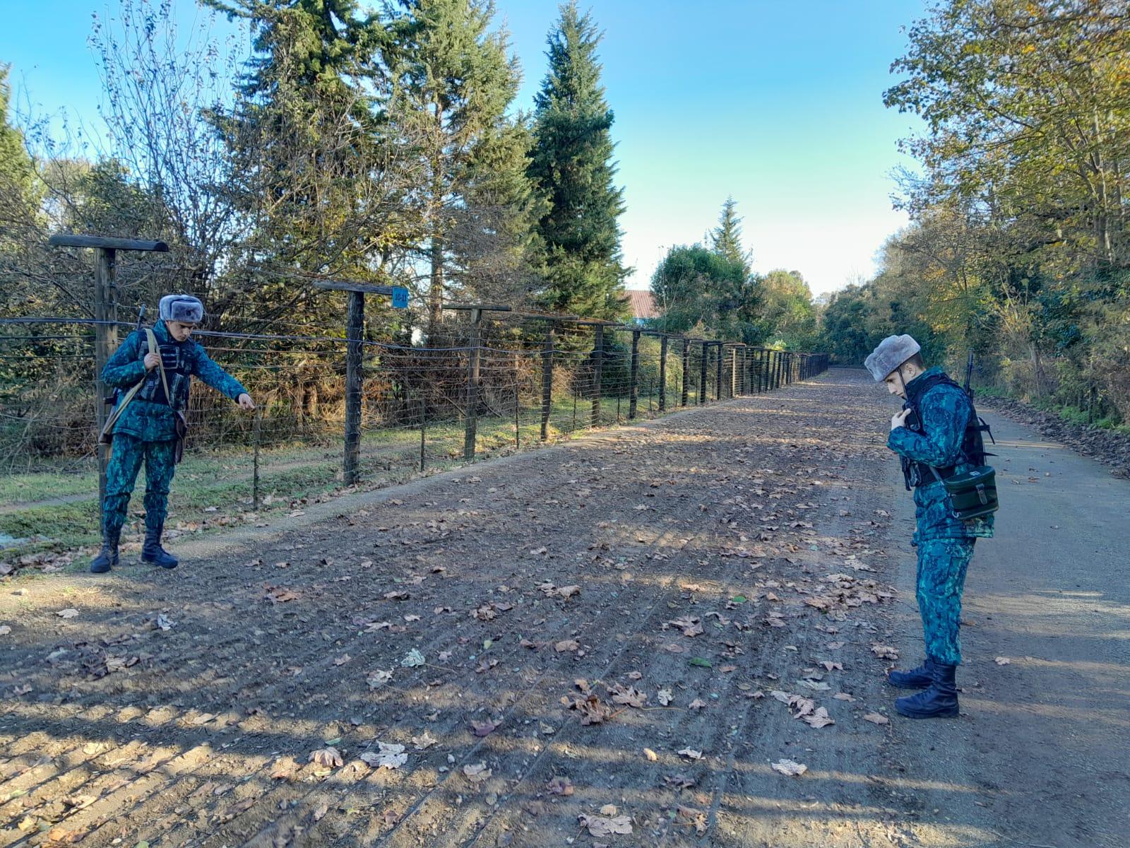 Проходит по государственной границе с