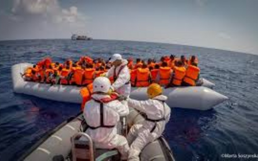 В Средиземном море корабль ВМС Ирландии спас 329 мигрантов