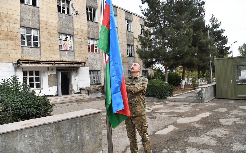 İlham Əliyev Xudafərin körpüsündə Azərbaycan bayrağını qaldırıb