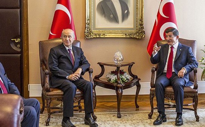 ​Əhməd Davudoğlu MHP lideri Dövlət Bağçalı ilə koalisiya hökumətinin qurulmasını müzakirə edib