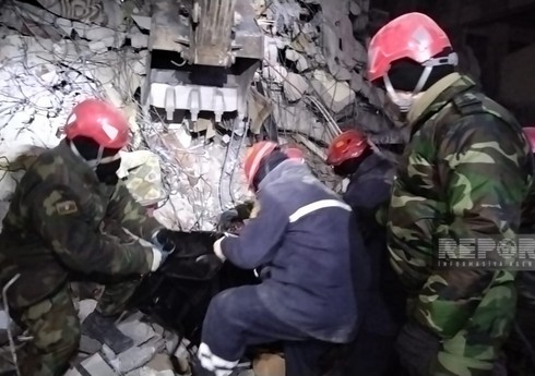 Спасатели МЧС Азербайджана извлекли из-под руин тела женщины и ее малолетней дочери