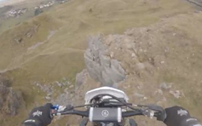 Мотоциклист снял на видео свое падение с 15-метровой скалы - ВИДЕО