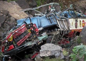 Pakistanda avtobus dərəyə aşıb, 19 nəfər ölüb