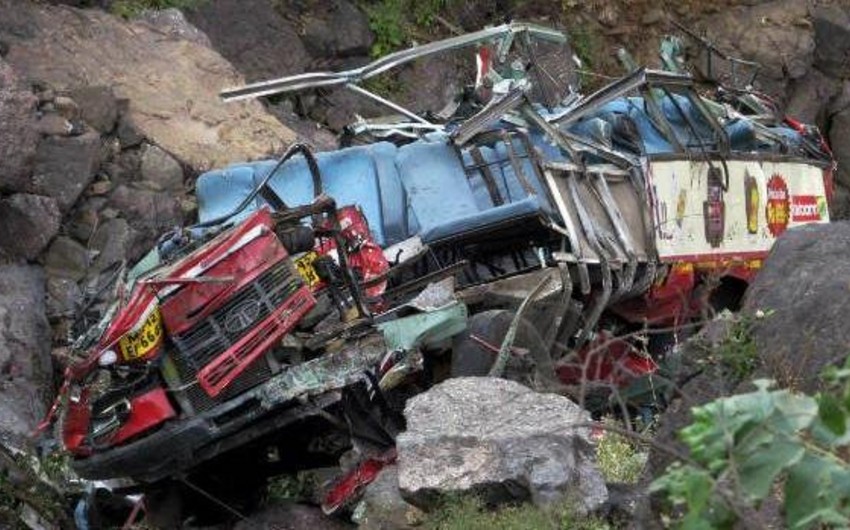Pakistanda avtobus dərəyə aşıb, 19 nəfər ölüb