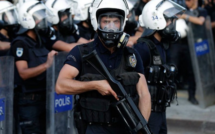İzmirdə FETÖ terror təşkilatı ilə əlaqəsi olmaqda şübhəli bilinən 29 universitet əməkdaşı saxlanılıb
