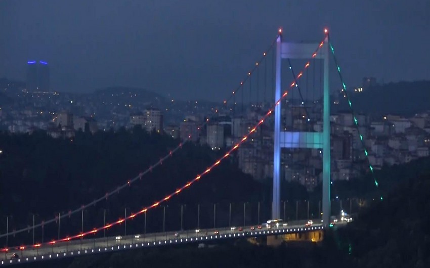 İstanbulun məşhur körpüsü Azərbaycan bayrağının rəngləri ilə işıqlandırılıb