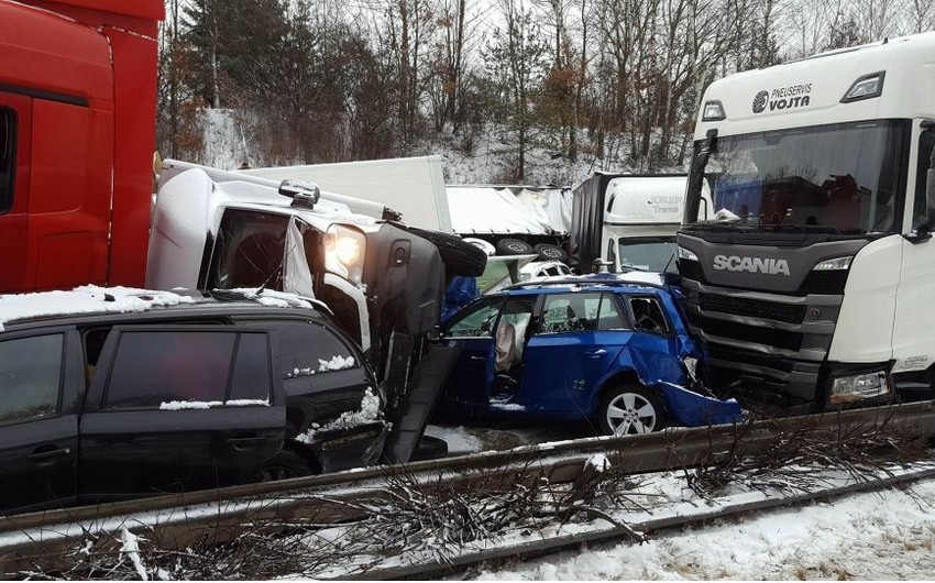 Более 40 машин столкнулись на юге Чехии из-за снегопада