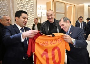 “Qalatasaray” futbol klubunun rəhbəri Prezident İlham Əliyevə xatirə hədiyyələri təqdim edib