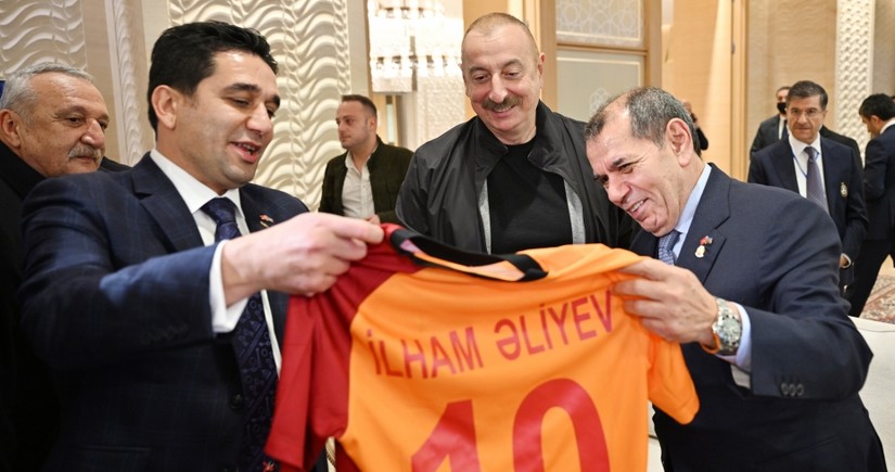 Президент Галатасарая вручил Ильхаму Алиеву форму с автографами игроков команды