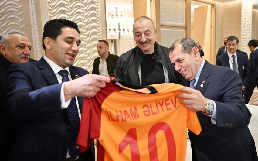Президент Галатасарая вручил Ильхаму Алиеву форму с автографами игроков команды