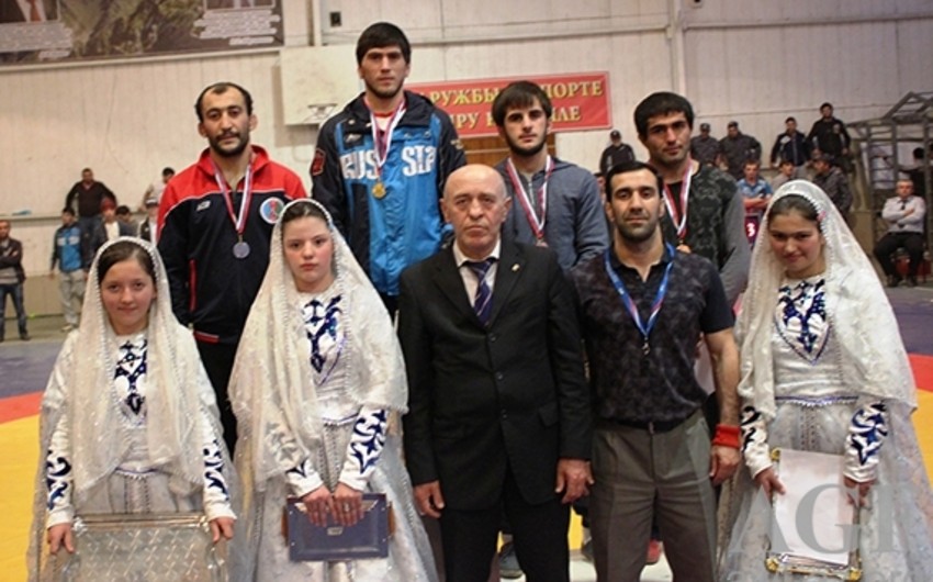 ​Azərbaycan güləşçiləri Dağıstanda 5 medal qazanıb