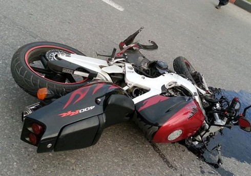 В Баку мотоциклист сбил 62-летнего пешехода