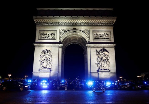 Установленный под Триумфальной аркой в Париже флаг ЕС сняли после критики политиков